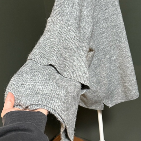 Umgee USA Sweater Womenβs Medium Gray Ruffle Bell Sleeve Cozy Knit - Picture 2 of 7